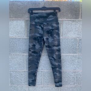 Beyond Yoga Leggings High Waist Gray Camouflage 7/8 Compression Size Medium